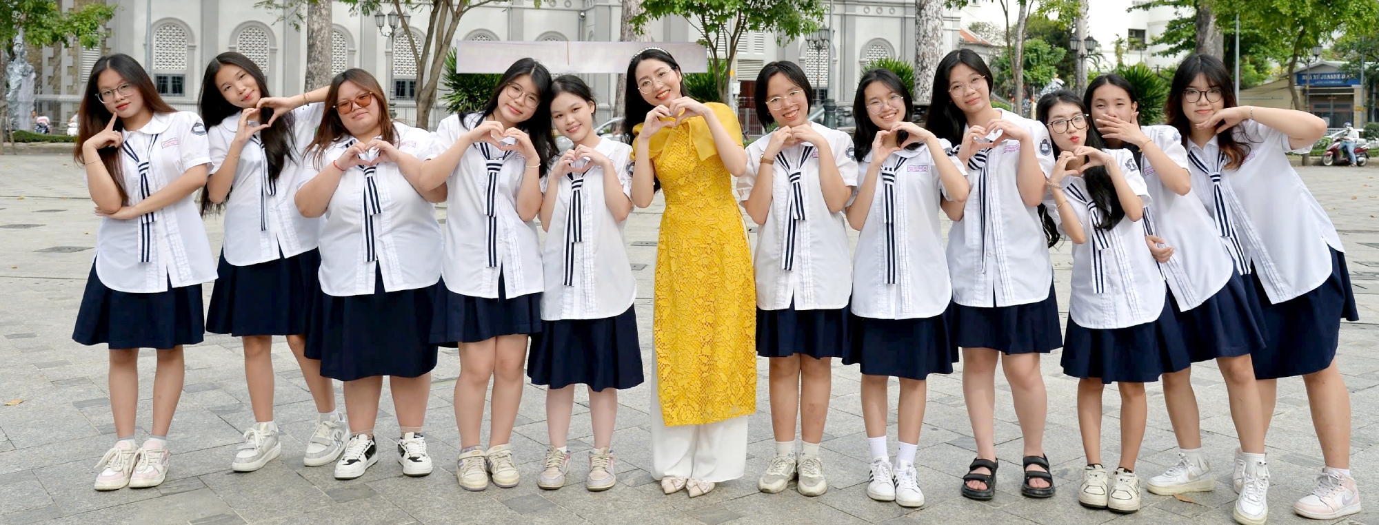 Cô và trò trong hoạt động trải nghiệm thực tế